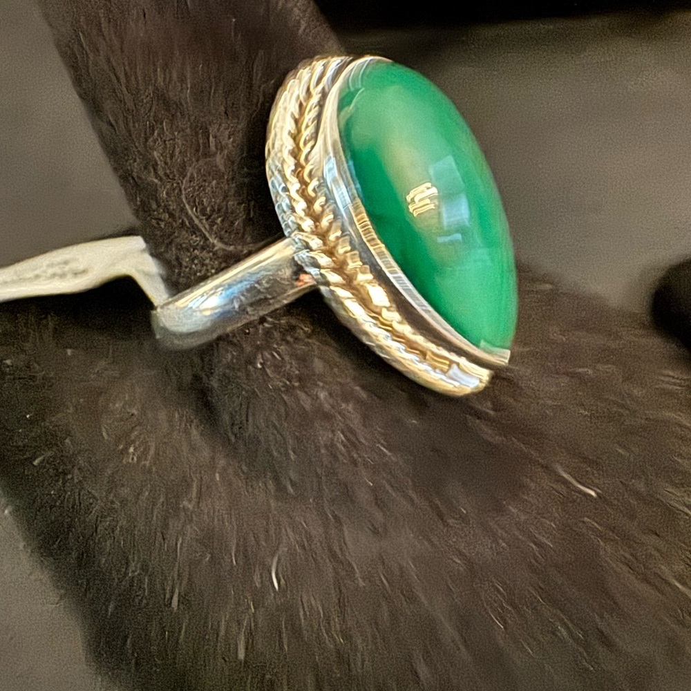Elegant Green Malachite and Sterling Silver Ring - Picture 3 of 4